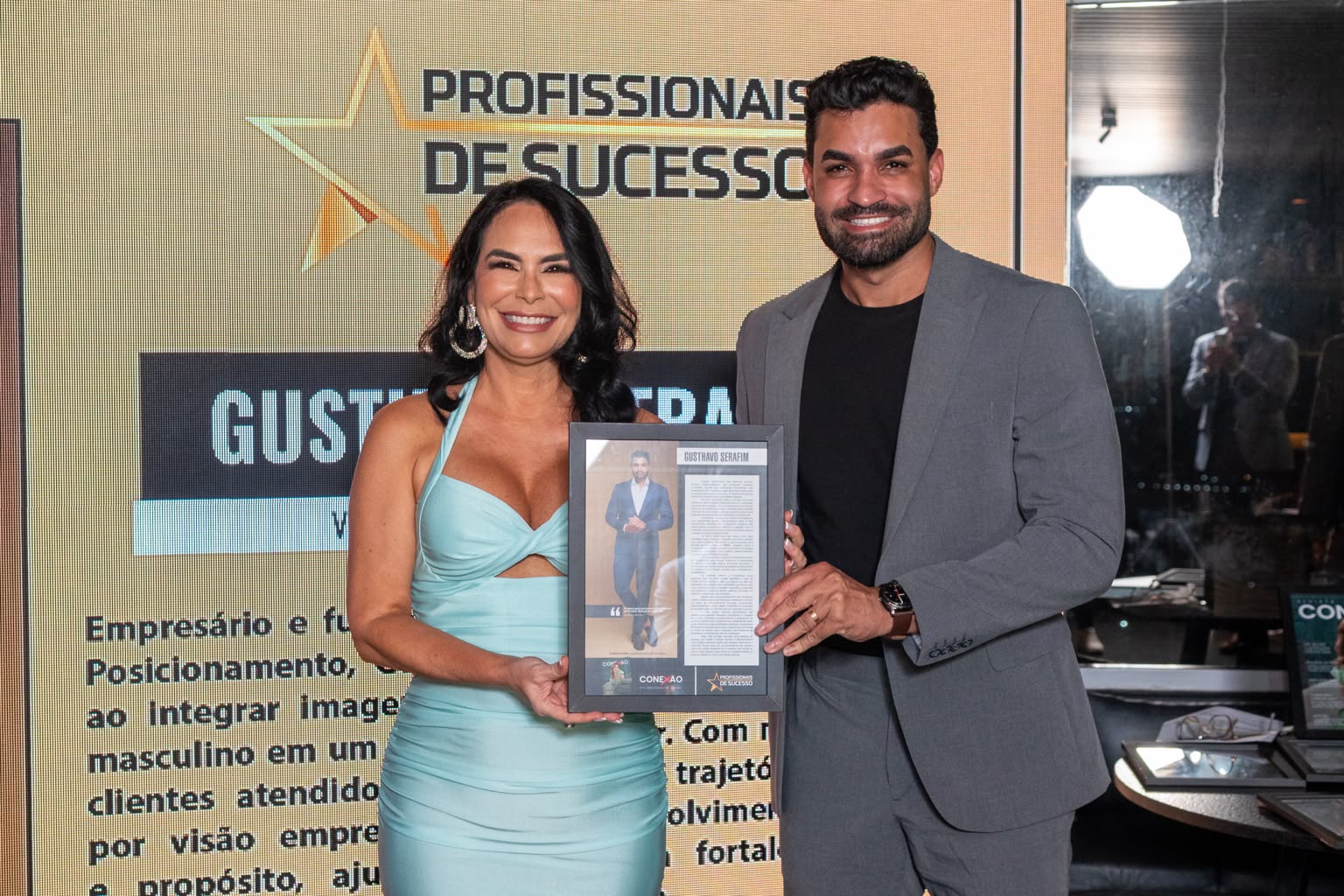 Gusthavo Serafim recebendo o reconhecimento Profissionais de Sucesso